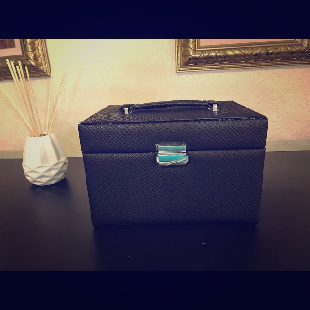 Jaclyn Smith Travel Jewelry box with lock 🔒 💄💍